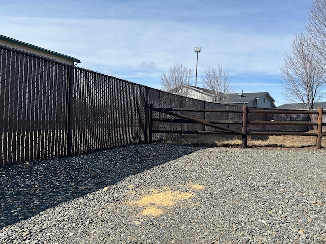 3 rail and 6′ brown slats